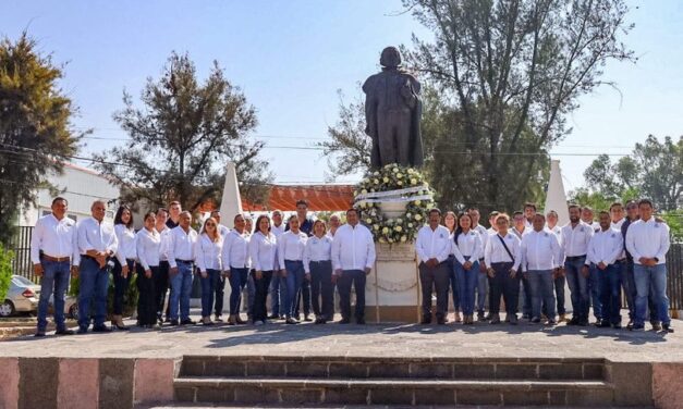 Colocan ofrenda floral en el monumento a Melchor Ocampo