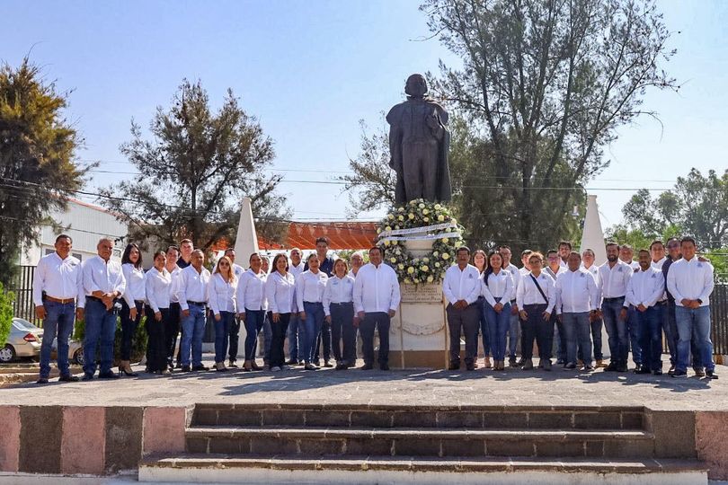 Colocan ofrenda floral en el monumento a Melchor Ocampo