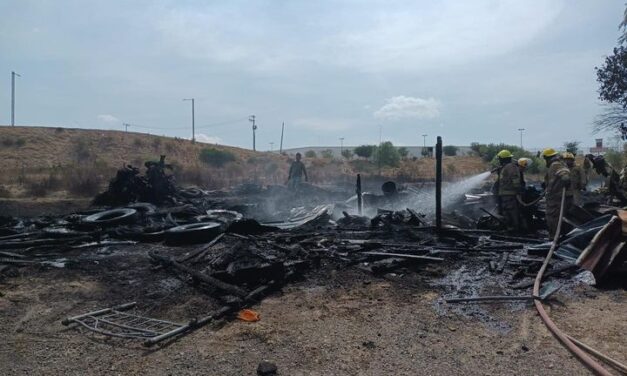 Sofocan incendio de llantas en Tepeji