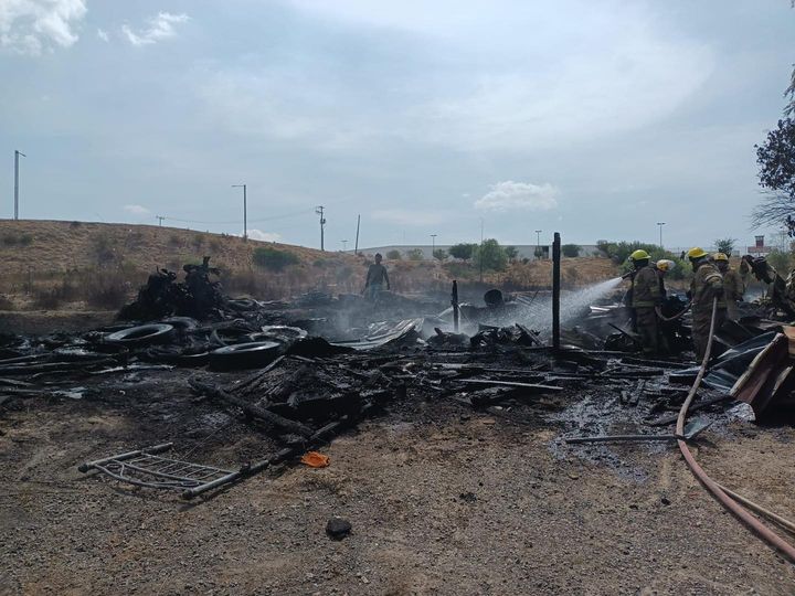 Sofocan incendio de llantas en Tepeji