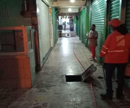 Caamtroh realiza labores de sondeo de drenaje en el mercado municipal