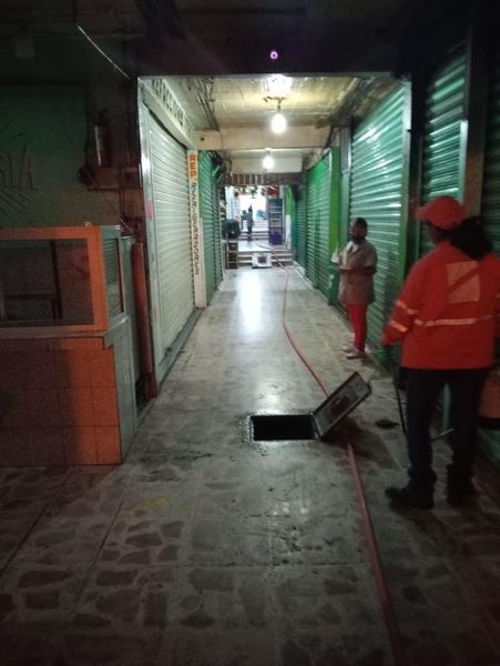 Caamtroh realiza labores de sondeo de drenaje en el mercado municipal