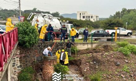 Personal de CAAMTROH llevó a cabo trabajos de desazolve de drenaje.