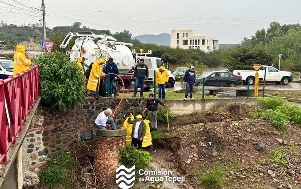 Personal de CAAMTROH llevó a cabo trabajos de desazolve de drenaje.