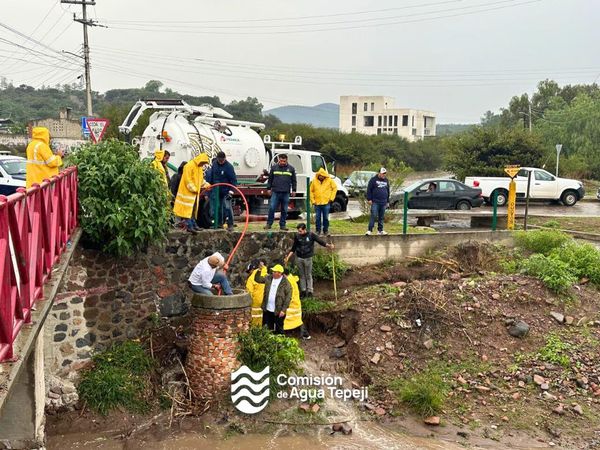 Personal de CAAMTROH llevó a cabo trabajos de desazolve de drenaje.