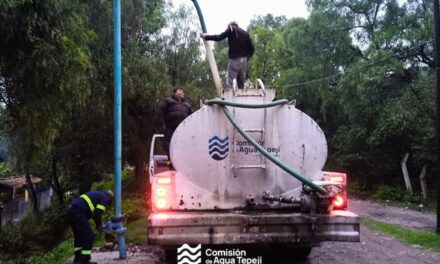 Personal de la Comisión de Agua de Tepeji apoyó en las labores para sofocar un incendio de llantas