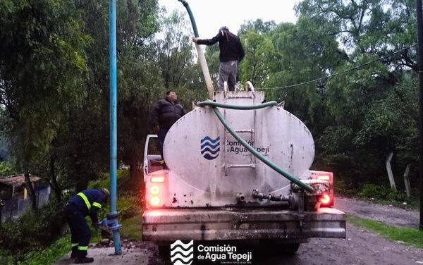 Personal de la Comisión de Agua de Tepeji apoyó en las labores para sofocar un incendio de llantas