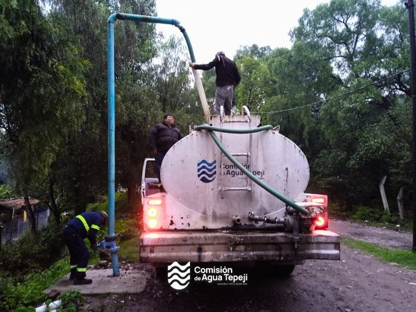 Personal de la Comisión de Agua de Tepeji apoyó en las labores para sofocar un incendio de llantas