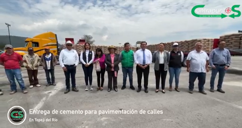 Salvador Jiménez, entrega cemento para la pavimentación de calles