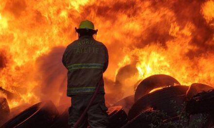 Personal de Bomberos de Tepeji trabaja para sofocar un incendio de llantas en un predio que se ubica frente a la empresa Zaga.