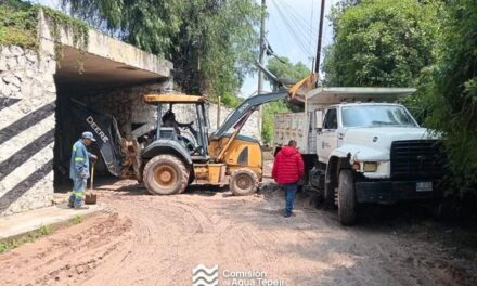 Personal de la Comisión de Agua de Tepeji, continúa con los trabajos de limpieza de vialidades, luego de la lluvia registrada el día de ayer.