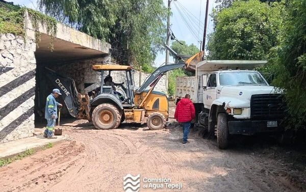 Personal de la Comisión de Agua de Tepeji, continúa con los trabajos de limpieza de vialidades, luego de la lluvia registrada el día de ayer.