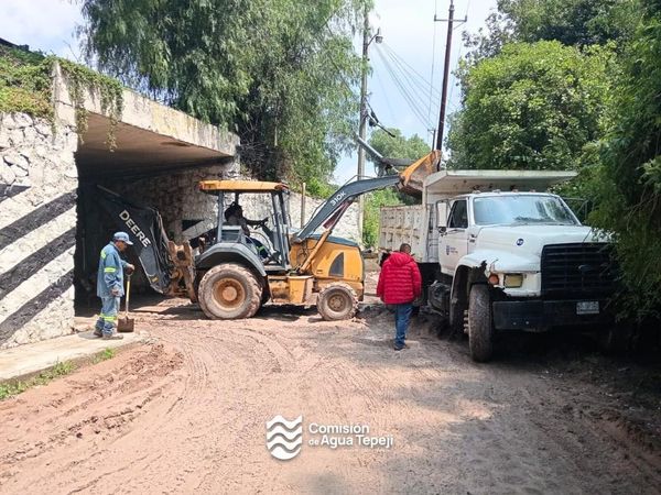 Personal de la Comisión de Agua de Tepeji, continúa con los trabajos de limpieza de vialidades, luego de la lluvia registrada el día de ayer.