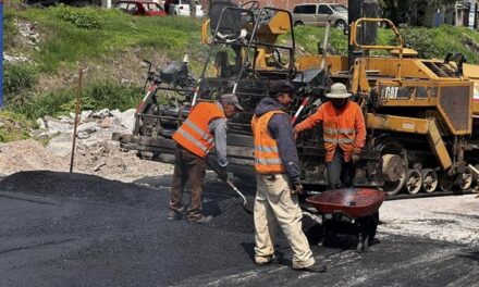 Este sábado se realizaron los trabajos de pavimentación asfáltica en la calle Colorines a la altura de la barranca en la zona azul. Continuamos realizando obras que mejoran la calidad de vida de la población.