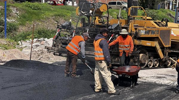 Este sábado se realizaron los trabajos de pavimentación asfáltica en la calle Colorines a la altura de la barranca en la zona azul. Continuamos realizando obras que mejoran la calidad de vida de la población.