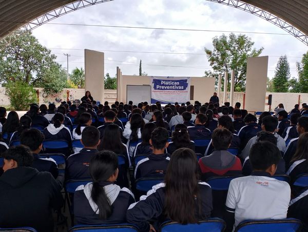 Imparten pláticas de prevención a los alumnos del CECyTEH