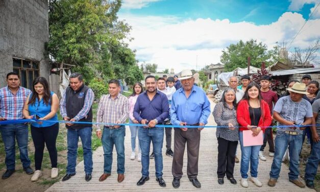 El alcalde de Tezontepec de Aldama, Santiago Hernández Cerón, inauguró la pavimentación hidráulica de la Cerrada Cuauhtémoc en la comunidad de Presas.