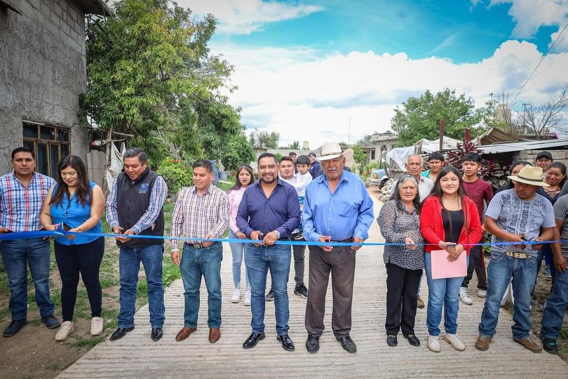 El alcalde de Tezontepec de Aldama, Santiago Hernández Cerón, inauguró la pavimentación hidráulica de la Cerrada Cuauhtémoc en la comunidad de Presas.