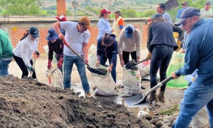 Personal de la Comisión de Agua de Tepeji participa en jornada de limpieza