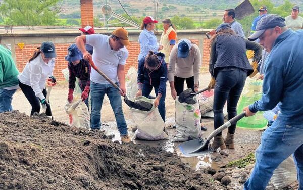 Personal de la Comisión de Agua de Tepeji participa en jornada de limpieza