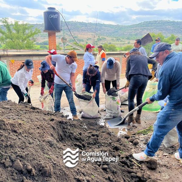 Personal de la Comisión de Agua de Tepeji participa en jornada de limpieza