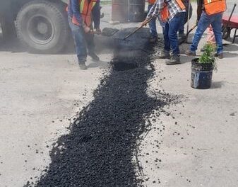 A través de la Dirección de Servicios Públicos se han realizado trabajos de bacheo con mezcla asfáltica caliente en la colonia El Carmen, La Romera, Central de Autobuses, San Juan Otlaxpa, calle Nogal, Unidad Deportiva y calle Comonfort.