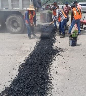 A través de la Dirección de Servicios Públicos se han realizado trabajos de bacheo con mezcla asfáltica caliente en la colonia El Carmen, La Romera, Central de Autobuses, San Juan Otlaxpa, calle Nogal, Unidad Deportiva y calle Comonfort.