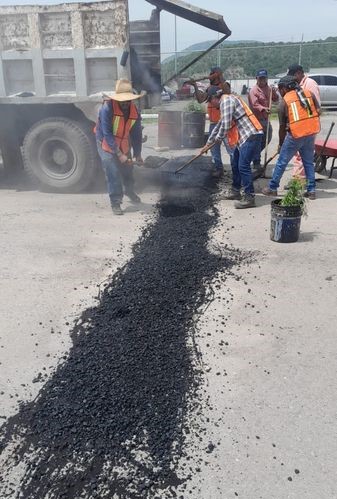 A través de la Dirección de Servicios Públicos se han realizado trabajos de bacheo con mezcla asfáltica caliente en la colonia El Carmen, La Romera, Central de Autobuses, San Juan Otlaxpa, calle Nogal, Unidad Deportiva y calle Comonfort.