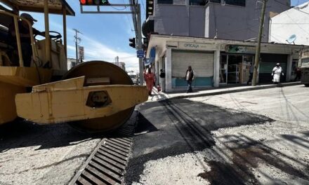 La calle Comonfort se encuentra cerrada parcialmente a la circulación por labores de bacheo, utilice vías alternas y maneje con precaución.