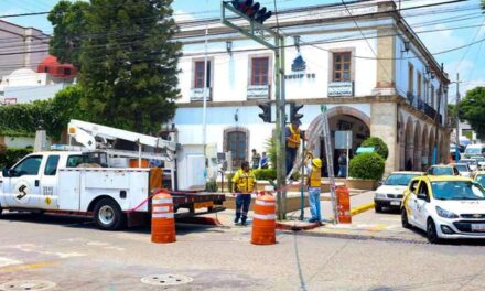 Trabajamos en materia de vialidad, modernizando los semáforos del Jardín Municipal y la calle Comonfort para una movilidad vehicular y peatonal más ágil y segura.