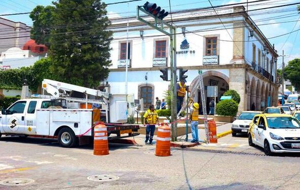 Trabajamos en materia de vialidad, modernizando los semáforos del Jardín Municipal y la calle Comonfort para una movilidad vehicular y peatonal más ágil y segura.