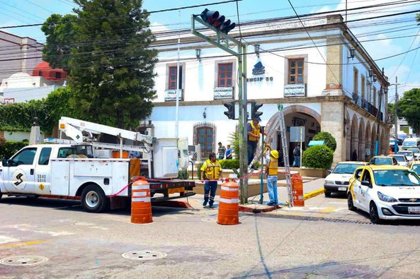 Trabajamos en materia de vialidad, modernizando los semáforos del Jardín Municipal y la calle Comonfort para una movilidad vehicular y peatonal más ágil y segura.