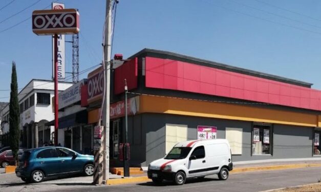 La madrugada de hoy, dos sujetos asaltaron el Oxxo que se ubica en Avenida Paseos del Álamo, en el Fraccionamiento Paseos de la Pradera en #Atotonilco de Tula.