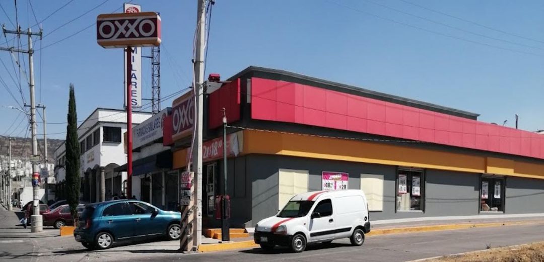 La madrugada de hoy, dos sujetos asaltaron el Oxxo que se ubica en Avenida Paseos del Álamo, en el Fraccionamiento Paseos de la Pradera en #Atotonilco de Tula.