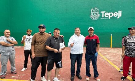 Este domingo el alcalde Salvador Jiménez acudió al torneo de frontón a mano con bola dura, llevado a cabo en la unidad deportiva Los Pinos; siendo los ganadores en la Primera Fuerza la dupla de “Chepino” y “Piojo” ganadores del primer lugar, “Gomy” y “Bebé” segundo lugar; Efraín y Jhony del tercer puesto.