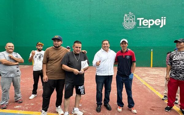 Este domingo el alcalde Salvador Jiménez acudió al torneo de frontón a mano con bola dura, llevado a cabo en la unidad deportiva Los Pinos; siendo los ganadores en la Primera Fuerza la dupla de “Chepino” y “Piojo” ganadores del primer lugar, “Gomy” y “Bebé” segundo lugar; Efraín y Jhony del tercer puesto.