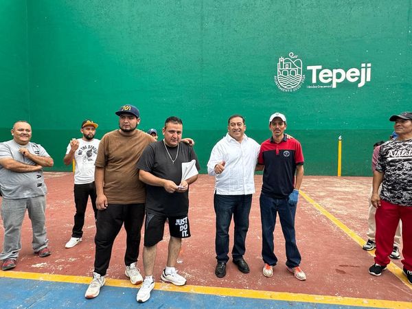 Este domingo el alcalde Salvador Jiménez acudió al torneo de frontón a mano con bola dura, llevado a cabo en la unidad deportiva Los Pinos; siendo los ganadores en la Primera Fuerza la dupla de “Chepino” y “Piojo” ganadores del primer lugar, “Gomy” y “Bebé” segundo lugar; Efraín y Jhony del tercer puesto.