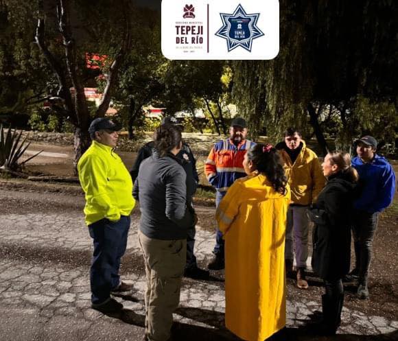 Realizan tareas de auxilio en diferentes puntos del municipio ante las torrenciales lluvias registradas esta madrugada