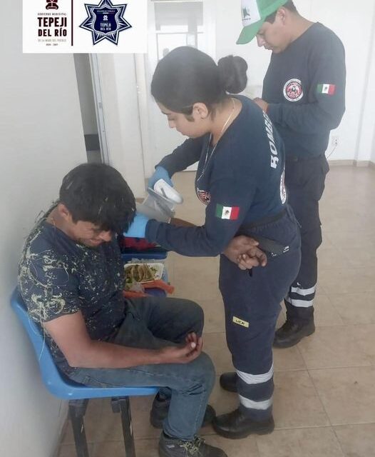 Policía municipales auxilian a un hombre que dijo haber sido despojado de su tractocamión