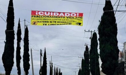 Vecinos del fraccionamiento Loma Blanca de la localidad de Jalpa en #TulaDeAllende, colgaron lonas contra la inseguridad, en la que advierten linchamientos contra delincuentes.