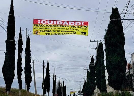 Vecinos del fraccionamiento Loma Blanca de la localidad de Jalpa en #TulaDeAllende, colgaron lonas contra la inseguridad, en la que advierten linchamientos contra delincuentes.