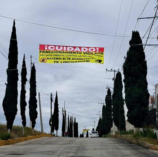 Vecinos del fraccionamiento Loma Blanca de la localidad de Jalpa en #TulaDeAllende, colgaron lonas contra la inseguridad, en la que advierten linchamientos contra delincuentes.