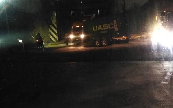 Un tráiler cayó en un enorme bache y quedó atorado debajo del puente de la entrada al Parque Industrial #Tepeji