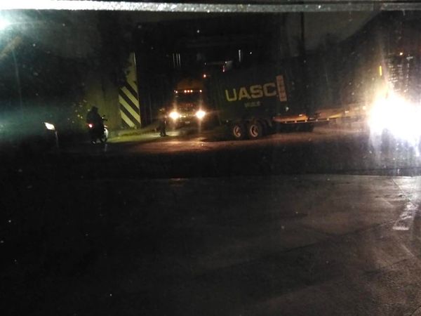 Un tráiler cayó en un enorme bache y quedó atorado debajo del puente de la entrada al Parque Industrial #Tepeji