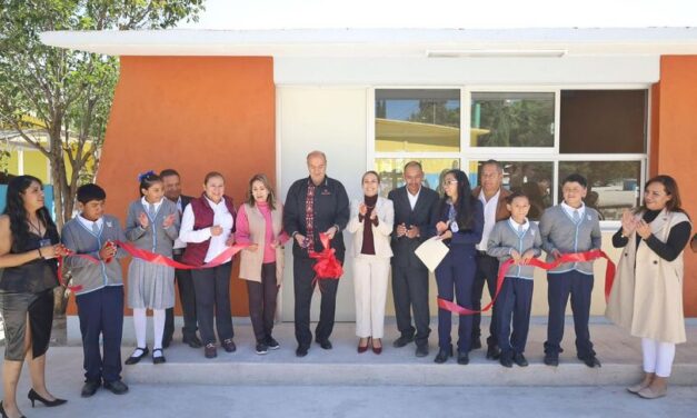 Entrega un nuevo salón de clases en la escuela primaria Benito Juárez, de Santiago Tlaltepoxco