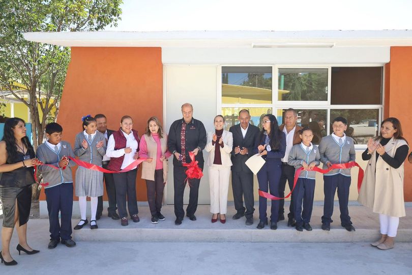 Entrega un nuevo salón de clases en la escuela primaria Benito Juárez, de Santiago Tlaltepoxco