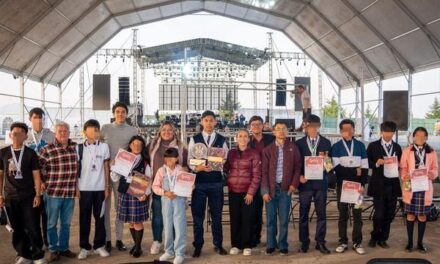 Entregan reconocimientos y trofeos a los ganadores de los torneos de ajedrez y juegos tradicionales