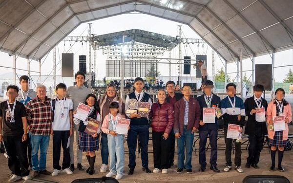 Entregan reconocimientos y trofeos a los ganadores de los torneos de ajedrez y juegos tradicionales