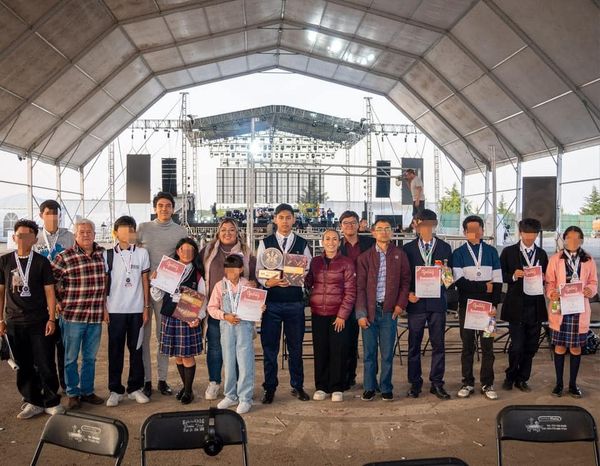 Entregan reconocimientos y trofeos a los ganadores de los torneos de ajedrez y juegos tradicionales