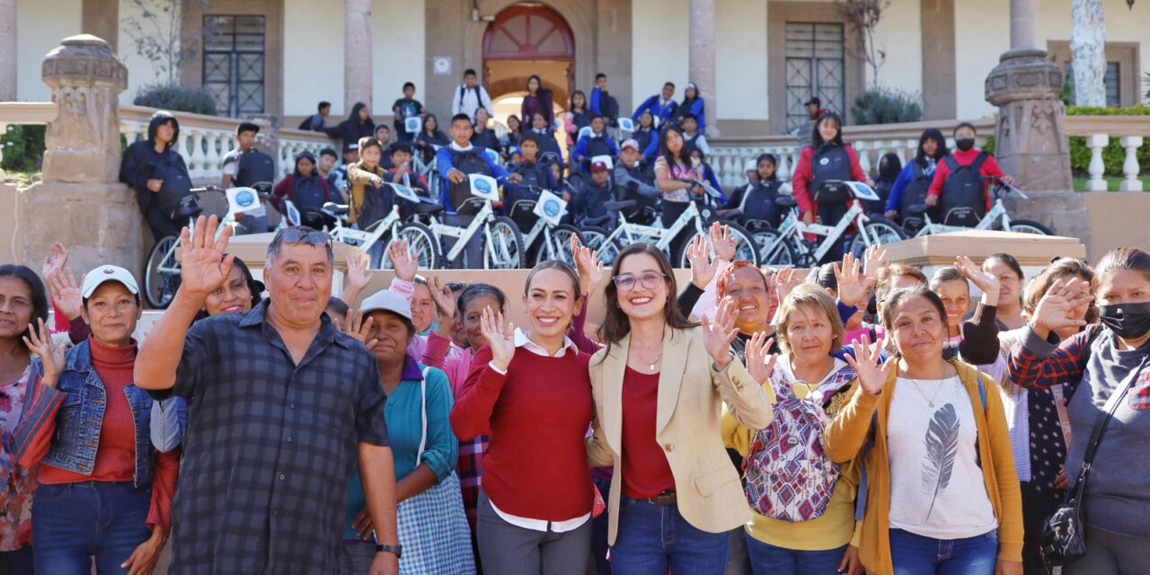 Entrega de bicicletas y mochilas beneficia a niños de comunidades rurales en Tepeji del Río